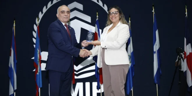 Autoridades de la UMIP durante el evento de reconocimiento al liderazgo femenino en el sector marítimo.