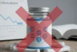 Frasco de suplementos de calcio y vitamina D sobre una mesa que ilustra la falta de beneficio clínico para fracturas según The BMJ