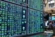 Pantallas de cotizaciones en Wall Street mostrando números verdes al alza