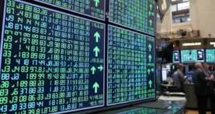 Pantallas de cotizaciones en Wall Street mostrando números verdes al alza