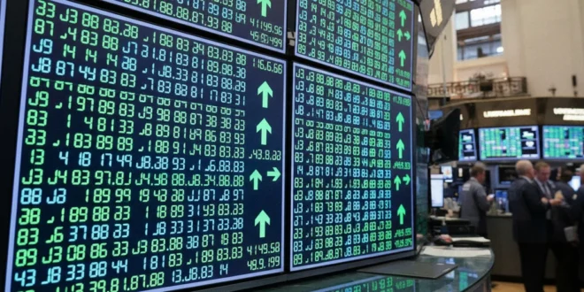 Pantallas de cotizaciones en Wall Street mostrando números verdes al alza