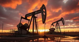 Refinería de petróleo operando bajo un cielo despejado representando la estabilización del suministro global