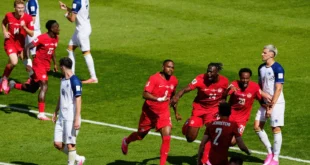 Cyle Larin celebrando el gol del empate de Canadá contra Bosnia-Herzegovina en el Mundial 2026.