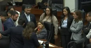 Diputados de la coalición Vamos en la Asamblea Nacional de Panamá durante sesión plenaria
