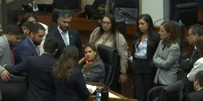 Diputados de la coalición Vamos en la Asamblea Nacional de Panamá durante sesión plenaria