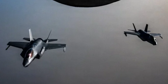 Aviones F-35A de Estados Unidos sobrevolando la región del Golfo Pérsico