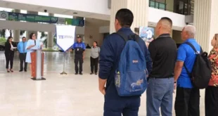 Colaboradores del Tribunal Electoral en el acto cívico de inicio del Programa Tele Educación de Meduca.