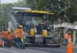 Trabajadores de la construcción realizando labores de pavimentación en la Carretera Panamericana Este bajo la supervisión del MOP