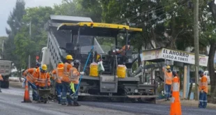 Trabajadores de la construcción realizando labores de pavimentación en la Carretera Panamericana Este bajo la supervisión del MOP