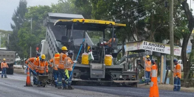 Trabajadores de la construcción realizando labores de pavimentación en la Carretera Panamericana Este bajo la supervisión del MOP