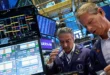 Operadores financieros trabajando con tensión en el parqué de la Bolsa de Nueva York tras la caída de Wall Street.