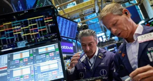 Operadores financieros trabajando con tensión en el parqué de la Bolsa de Nueva York tras la caída de Wall Street.