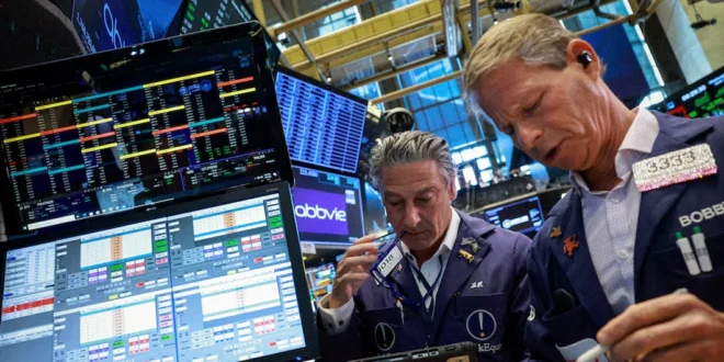 Operadores financieros trabajando con tensión en el parqué de la Bolsa de Nueva York tras la caída de Wall Street.