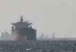 Buques cargueros y petroleros transitando por el Estrecho de Ormuz bajo tensiones geopolíticas internacionales.