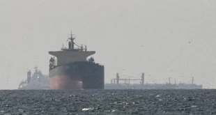 Buques cargueros y petroleros transitando por el Estrecho de Ormuz bajo tensiones geopolíticas internacionales.