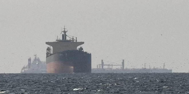 Buques cargueros y petroleros transitando por el Estrecho de Ormuz bajo tensiones geopolíticas internacionales.