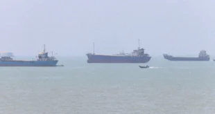 Buques petroleros navegando en el estrecho de Ormuz tras la desescalada bélica