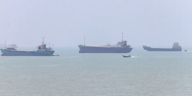 Buques petroleros navegando en el estrecho de Ormuz tras la desescalada bélica