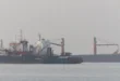 Buques de carga navegando cerca del estrecho de Ormuz bajo tensión geopolítica