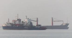 Buques de carga navegando cerca del estrecho de Ormuz bajo tensión geopolítica