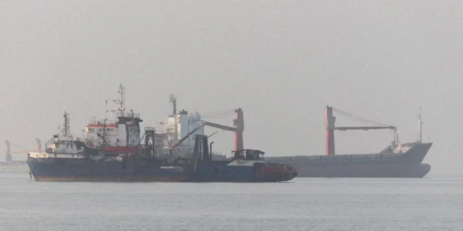 Buques de carga navegando cerca del estrecho de Ormuz bajo tensión geopolítica