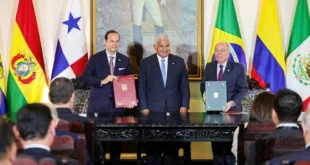 El presidente Mulino durante el acto de donación de las actas originales en el Salón Bolívar.