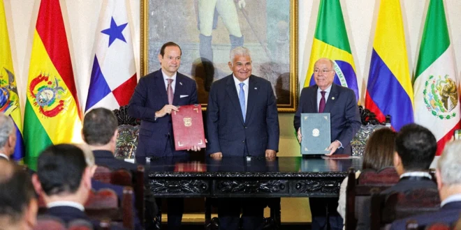 El presidente Mulino durante el acto de donación de las actas originales en el Salón Bolívar.