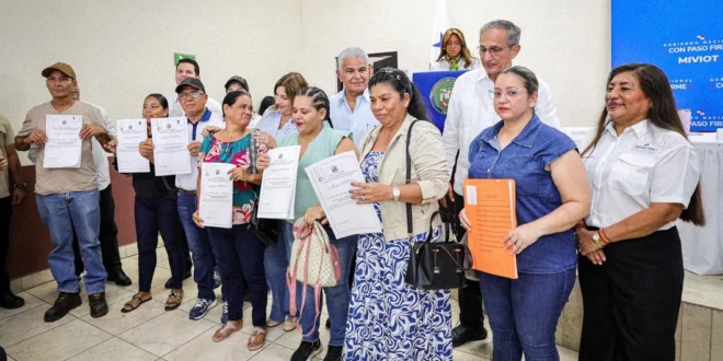 Presidente Mulino entrega títulos de propiedad y llaves de viviendas de interés social en Chiriquí