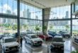 Concesionario de ventas de autos en Ciudad de Panamá con modelos SUV y sedanes nuevos en exhibición.