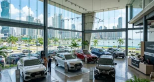 Concesionario de ventas de autos en Ciudad de Panamá con modelos SUV y sedanes nuevos en exhibición.