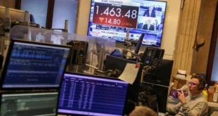 Operadores de Wall Street analizando pantallas financieras tras la caída del mercado por tensiones geopolíticas.