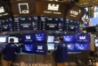 Operadores financieros analizan pantallas de cotizaciones en el parqué de Wall Street