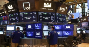 Operadores financieros analizan pantallas de cotizaciones en el parqué de Wall Street