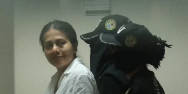 Zenia Vásquez ingresando a la audiencia de garantías en el Sistema Penal Acusatorio de Panamá