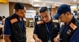 Oficiales de Acodeco realizando inspección en comercio local