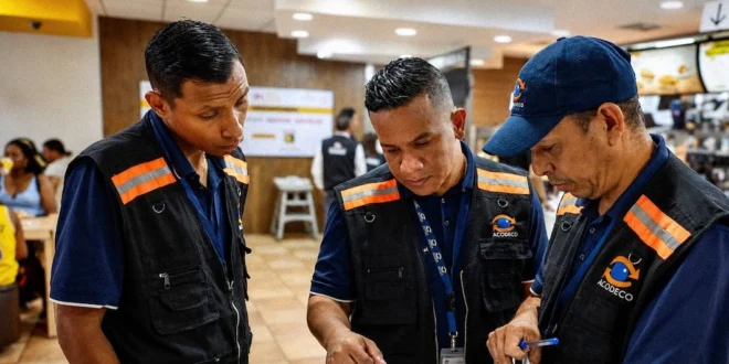 Oficiales de Acodeco realizando inspección en comercio local