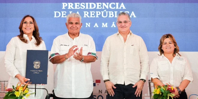 Representantes de INADEH e ITSE firmando acuerdo para formación logística en Panamá