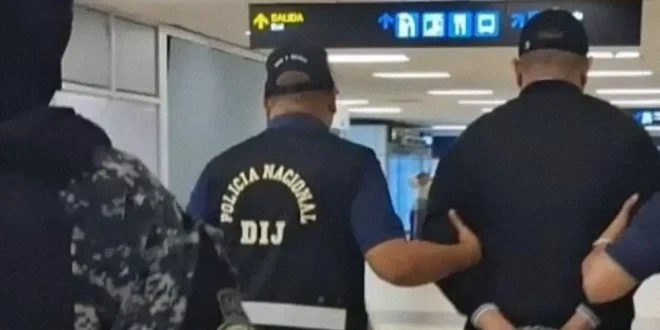 Jorge Antonio Zurita alias Gordo Pibe llegando al Aeropuerto de Tocumen escoltado