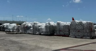 Cargamento de ayuda humanitaria de EE.UU. en el aeropuerto de Miami destinado a Cuba