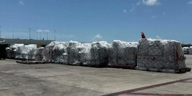 Cargamento de ayuda humanitaria de EE.UU. en el aeropuerto de Miami destinado a Cuba