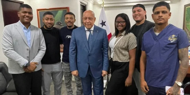 Jóvenes de Centinela Podcast’s junto al diputado Crispiano Adames en la Asamblea Nacional de Panamá