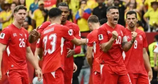 Jugadores de la selección de Suiza celebrando la clasificación a cuartos de final del Mundial 2026 tras vencer a Colombia en Vancouver.