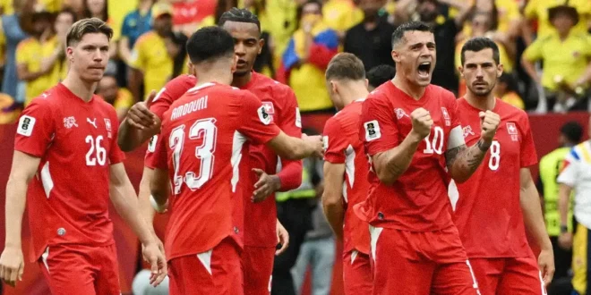 Jugadores de la selección de Suiza celebrando la clasificación a cuartos de final del Mundial 2026 tras vencer a Colombia en Vancouver.