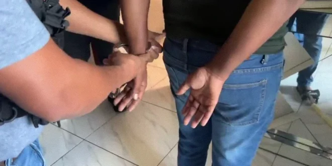 Agentes de la DIJ y Fiscalía Anticorrupción durante un operativo judicial en Panamá.