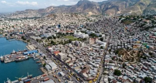 Vista aérea de Puerto Príncipe, Haití, reflejando la complejidad urbana y social.