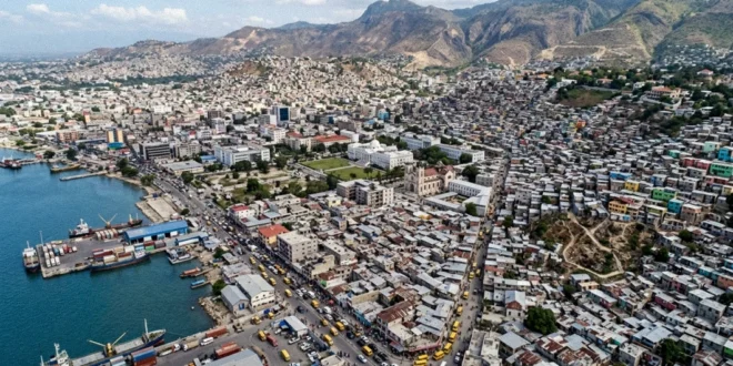 Vista aérea de Puerto Príncipe, Haití, reflejando la complejidad urbana y social.