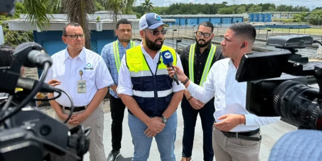 Directivos del Idaan inspeccionando la planta potabilizadora de Chilibre.