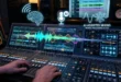 Consola de mezcla de música con íconos de inteligencia artificial y ondas sonoras