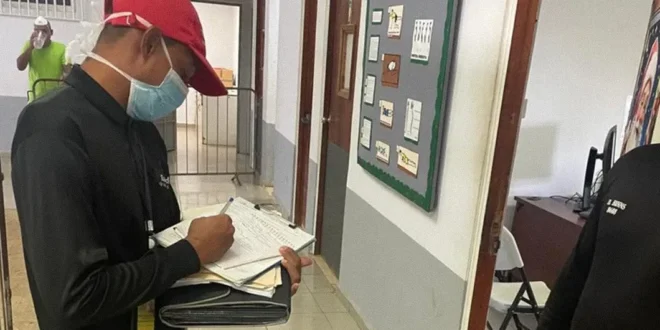 Personal del Minsa inspeccionando instalaciones de cocina y agua en el centro penitenciario La Joyita