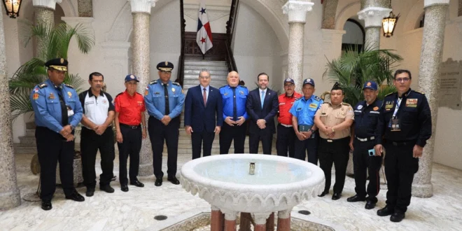 Ministro Orillac reuniéndose con delegación de bomberos de Centroamérica y el Caribe